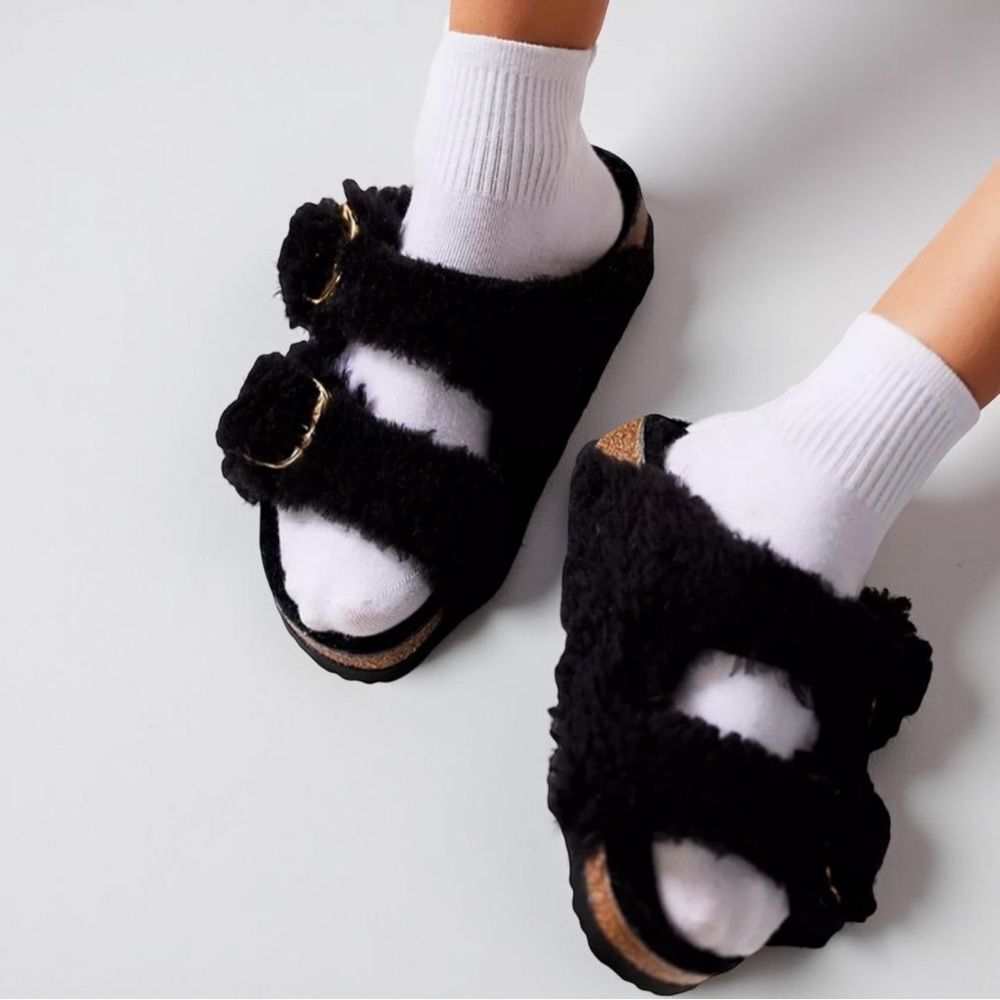 Like New Birkenstock Arizona Big Buckle Teddy Sandal in Black | Size 38 US 7/7.5